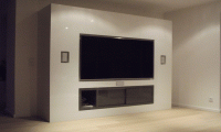 Mediawand fr 65 Zoll Flachbildschirm-Fernseher und Surround-System mit eingeschobenen Schiebetrschrank in Hochglanz- Lackierung kaltwei/ grau