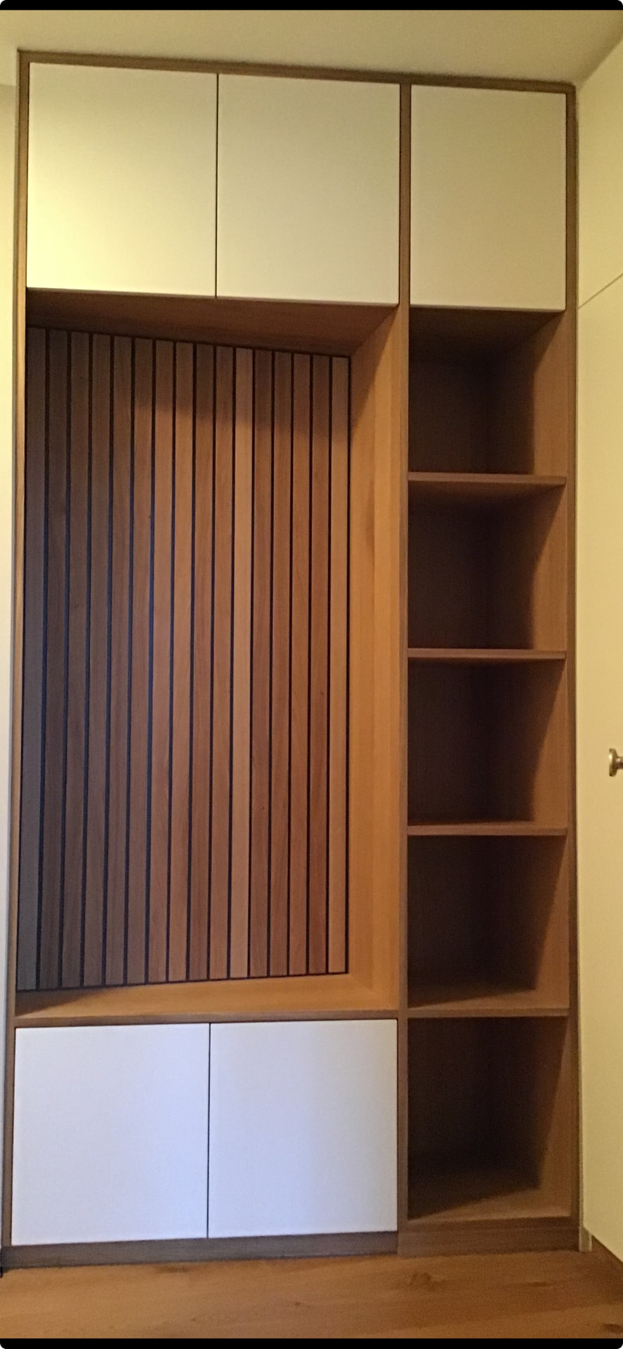 Garderobenschrank aus Eiche mit Lamellenwand und offenen Regalfächern