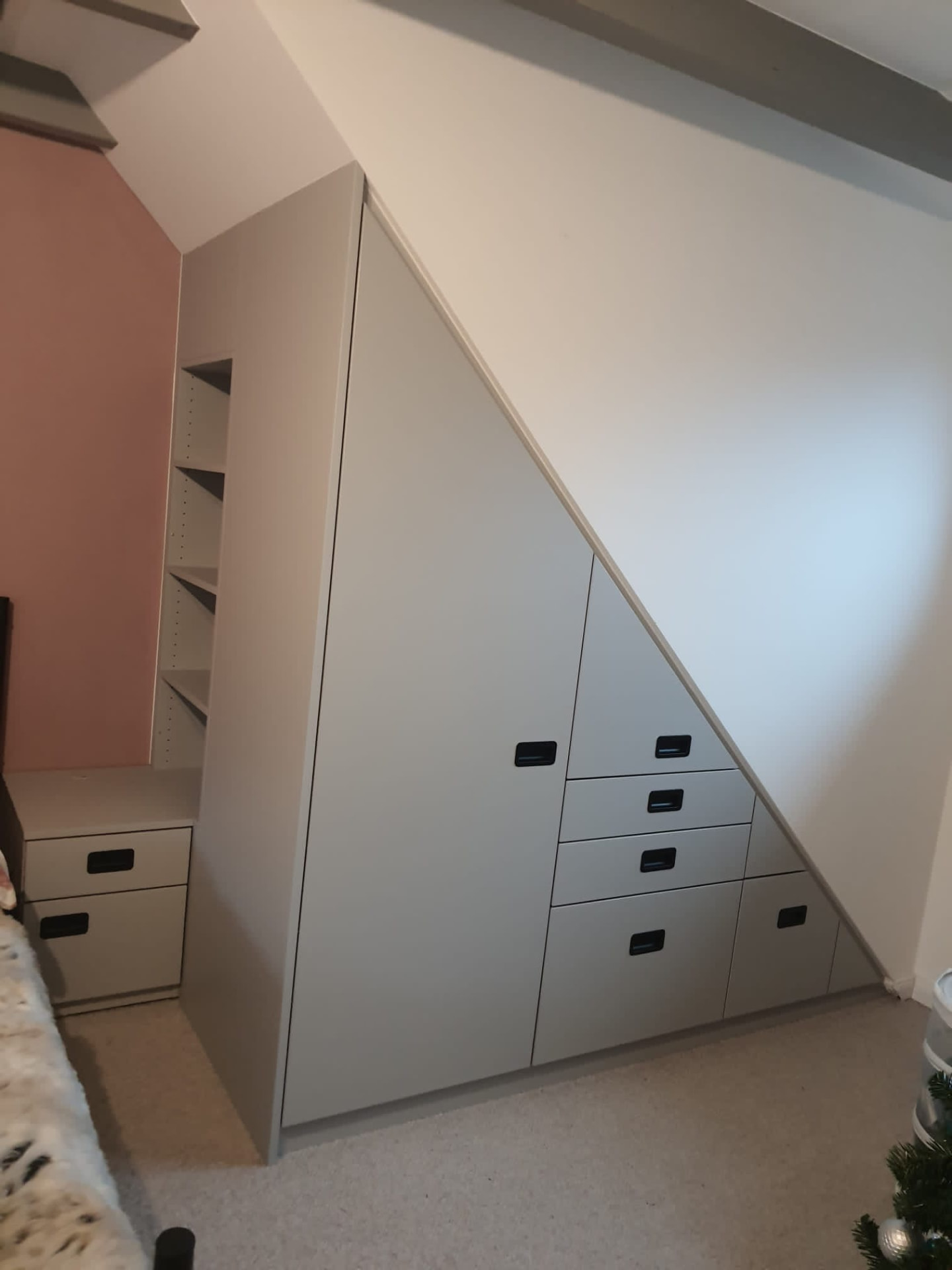 Einbauschrank mit Schubladen unter der Dachschräge