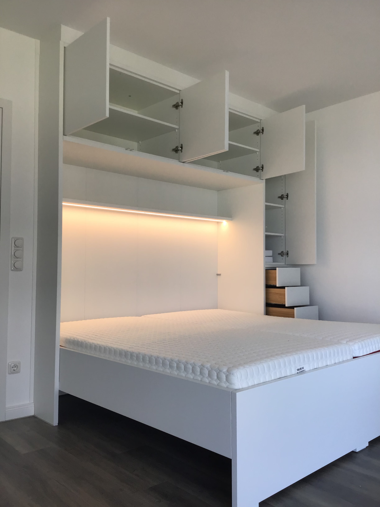 Bett mit Stauraum, Hängeschränken und indirekter Beleuchtung