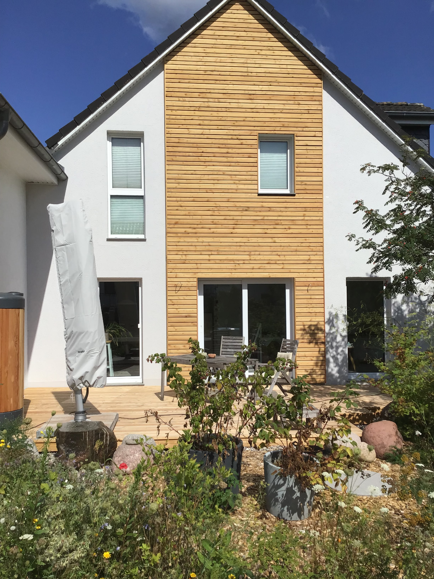 Holzfassade aus Lärche an einem Einfamilienhaus mit Terrasse