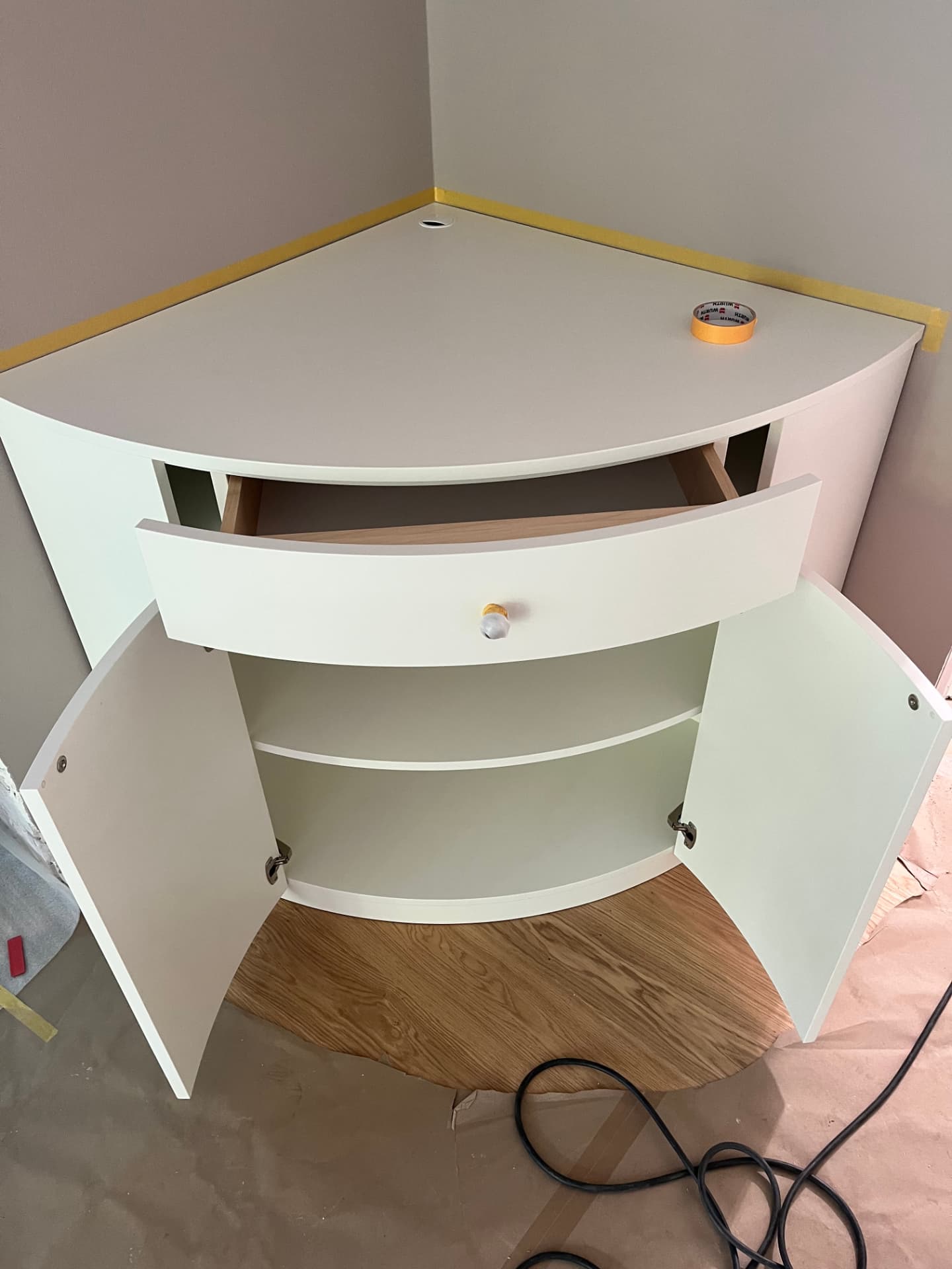 Eckschrank mit gerundeter Front, Schublade und Türen in Weiß