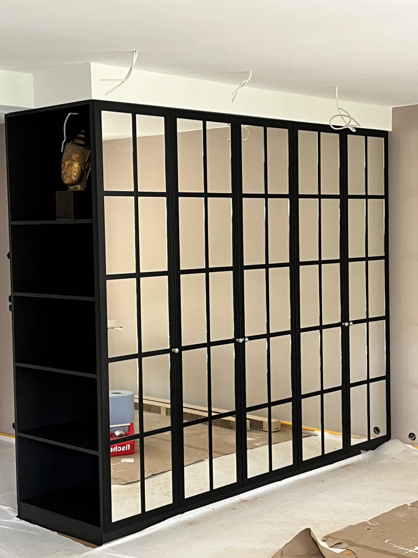 Schwarzer Einbauschrank mit Spiegeltüren und Sprossenoptik