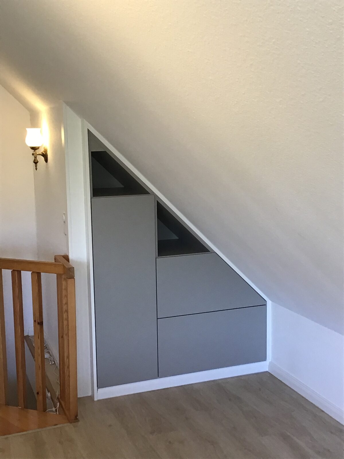 Einbauschrank nach Maß unter der Dachschräge – Tischlerarbeit der Holzwürmer für Lübeck und Umgebung
