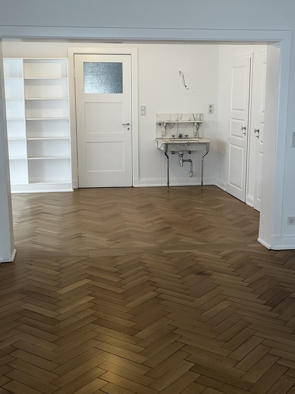 Aufgearbeitetes Fischgrät-Eichenparkett in einer Altbauwohnung – Bodenarbeiten der Holzwürmer in Lübeck