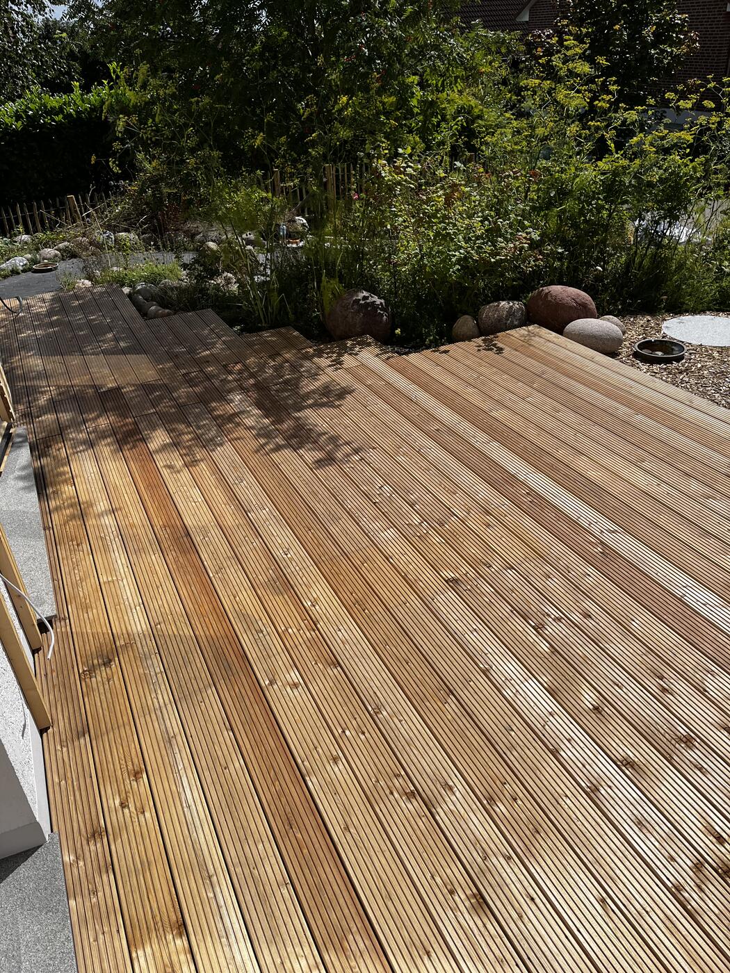 Neu verlegte Holzterrasse an einem Ferienhaus – Außenbereich vom Tischler Die Holzwürmer in Travemünde