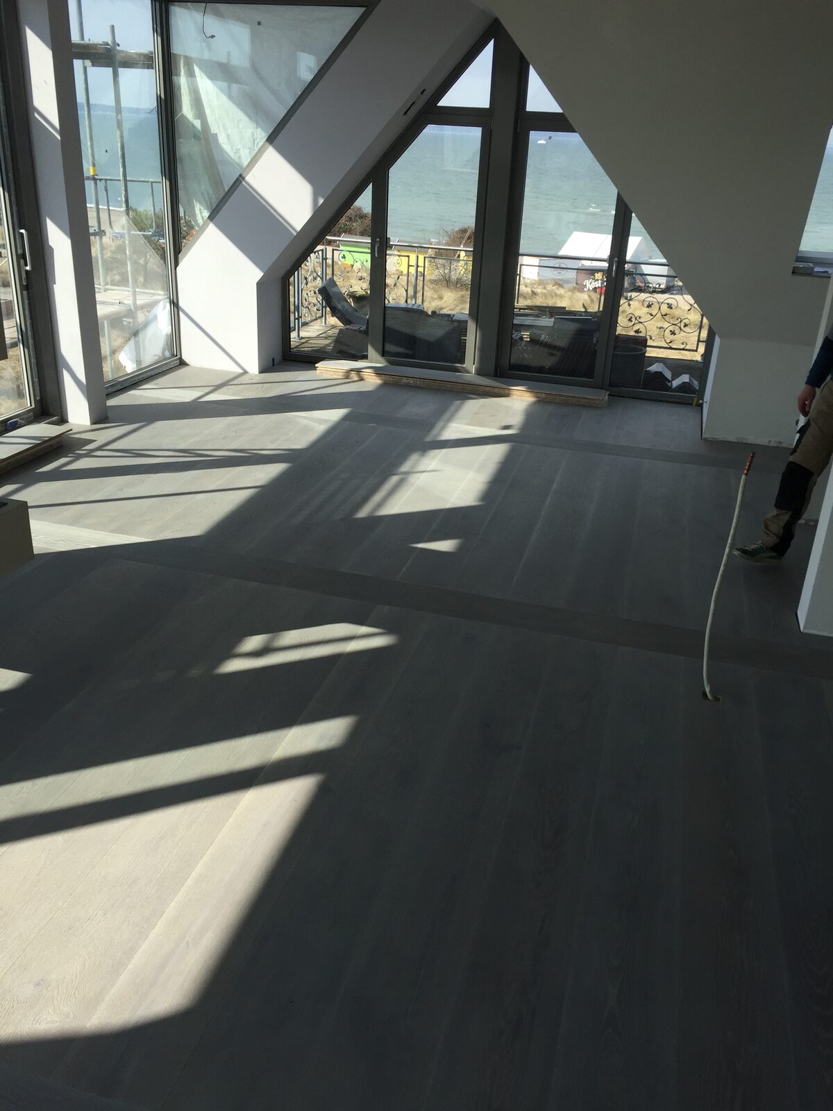 Innenausbau mit Panoramafenstern und Wasserblick – Dielenboden und Ausbau der Holzwürmer in Travemünde